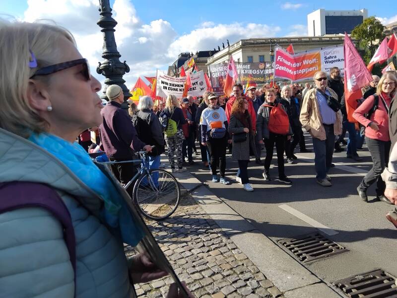 5-friedensdemo03-10-25berlin-standard-qo9wbw.jpg