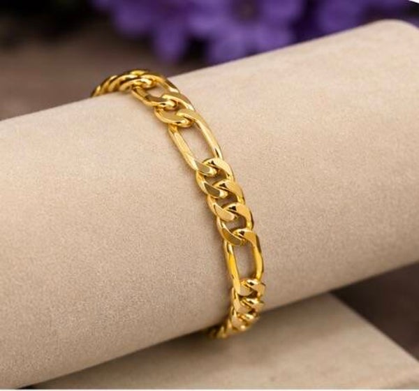 Elegant Gold Chain Bracelet