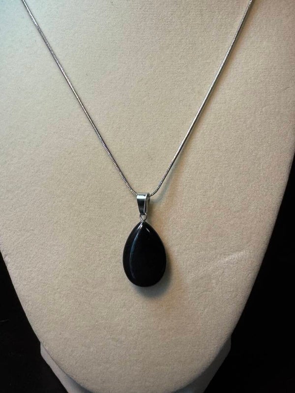 Elegant Black Teardrop Pendant Necklace