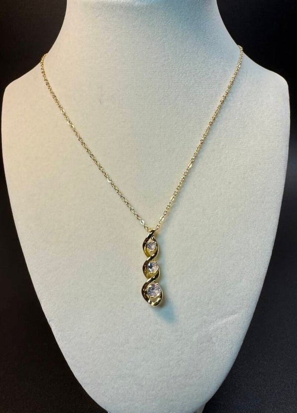 Elegant Gold and Crystal Pendant Necklace