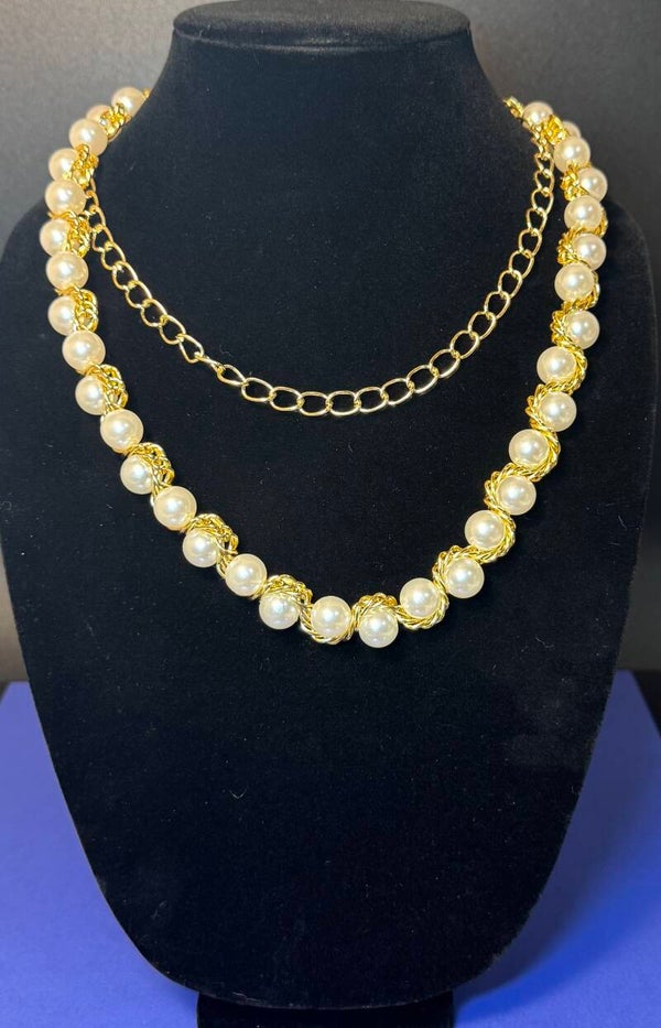 Elegant Gold and Pearl Necklace