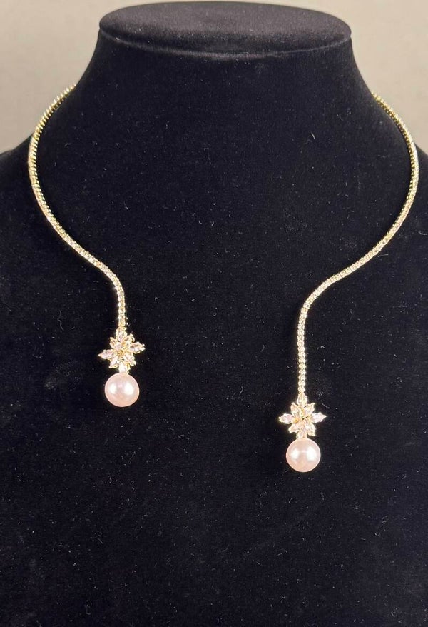 Elegant Gold and Pearl Necklace