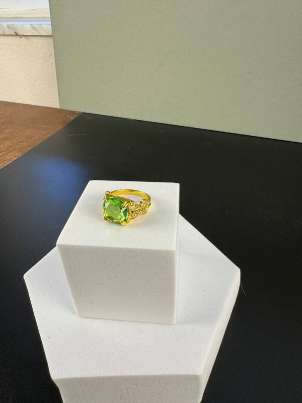 Elegant Green and Gold Ring Size 6