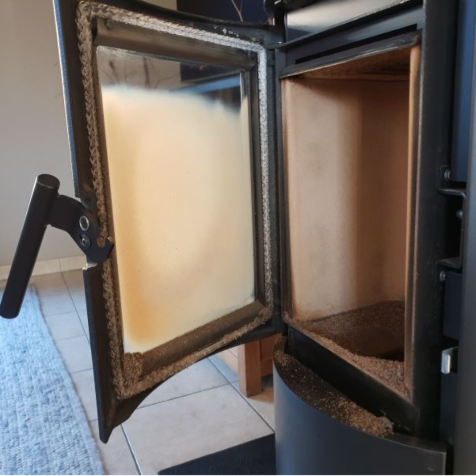 bruine aanslag raampje pelletkachel