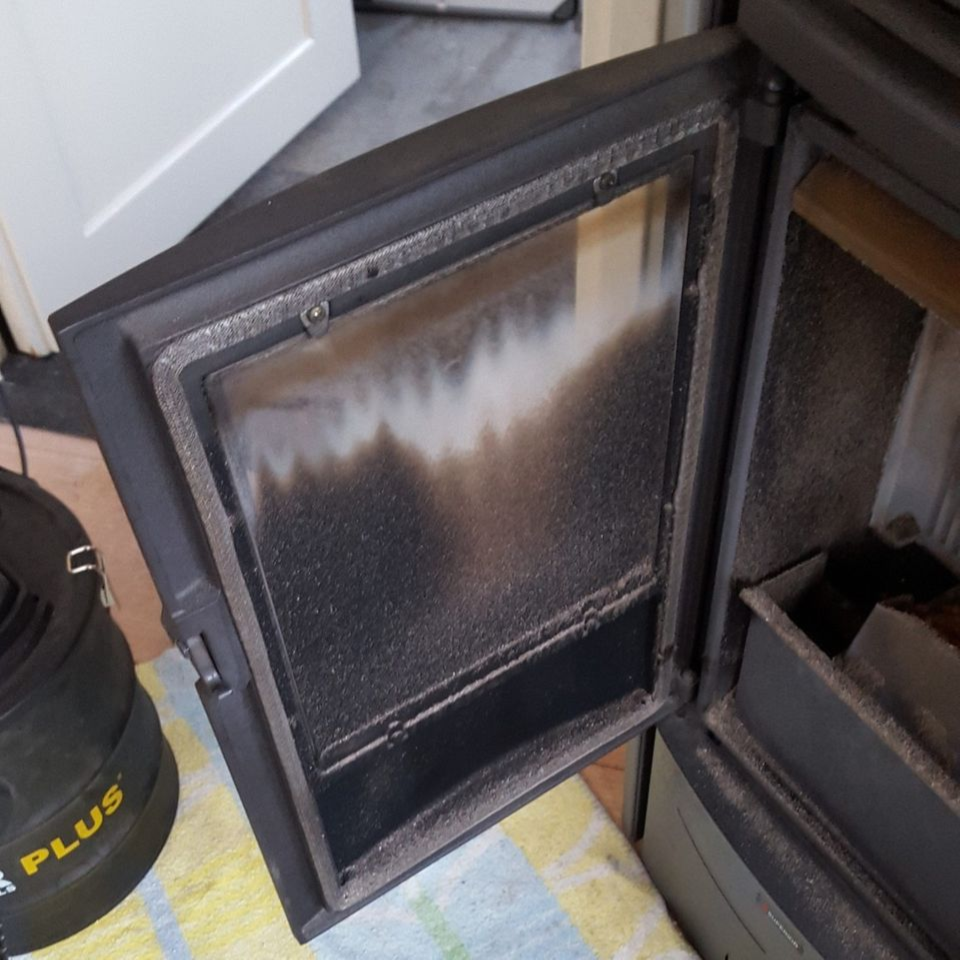 zwarte aanslag raampje pelletkachel