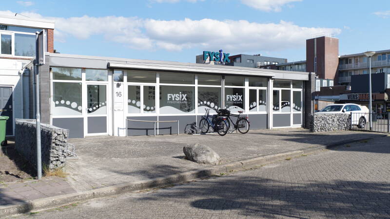 Gevel van de praktijk Kinemar die binnen de muren van Fysix werkt. 