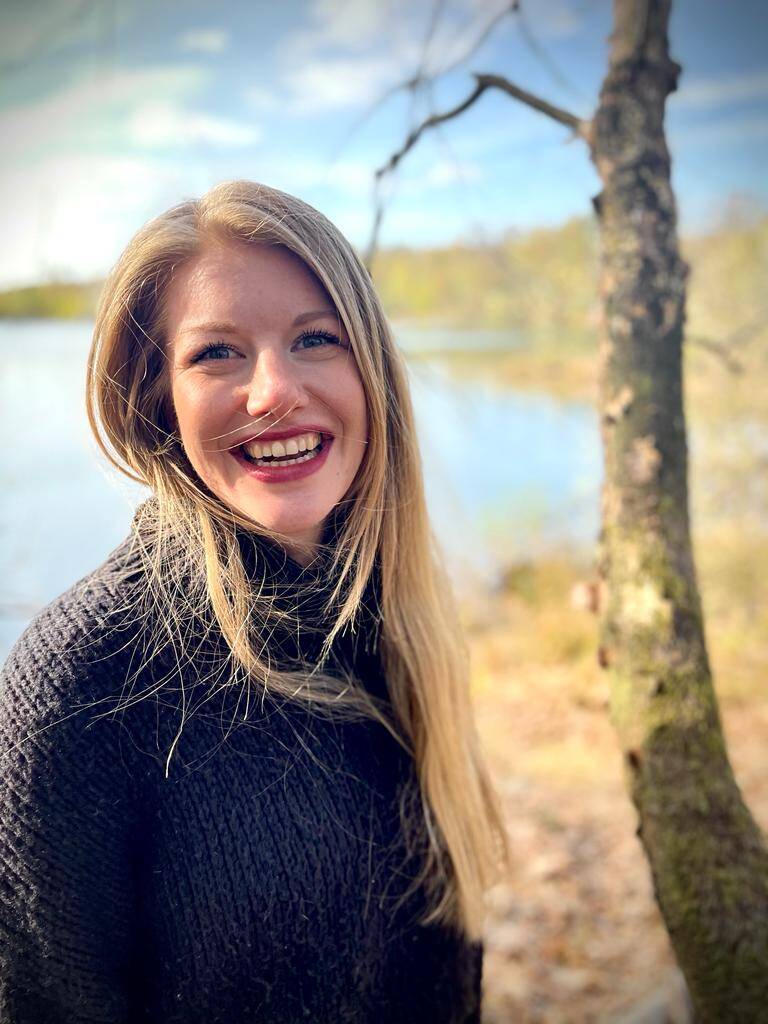 Vrouw ontspannen in de natuur