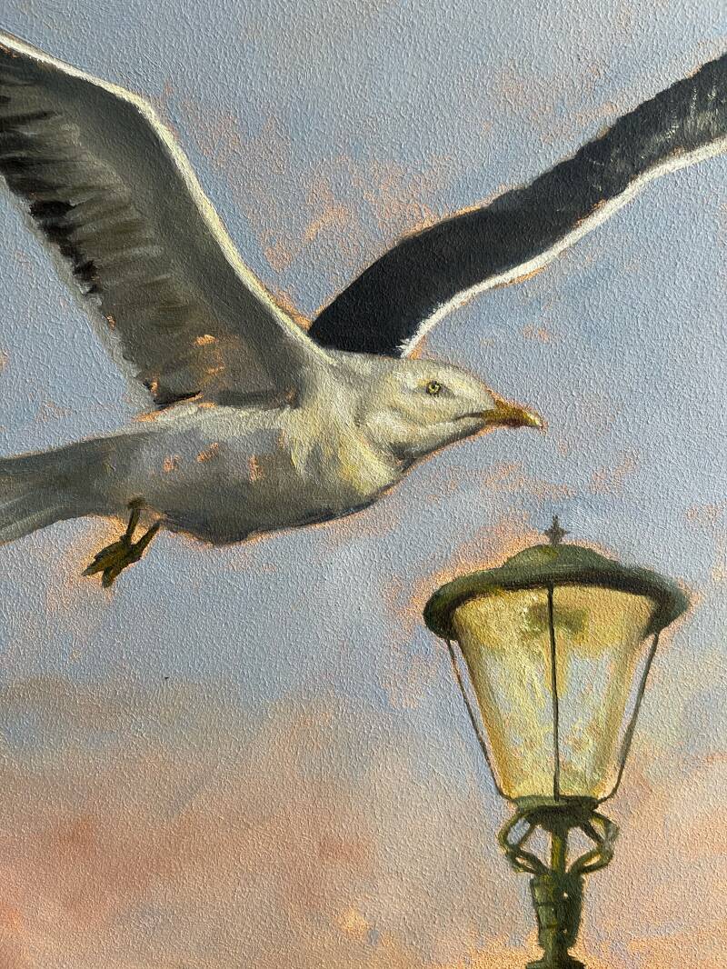 Schilderij van meeuw bij ondergaande zon bij lantaarnpaal