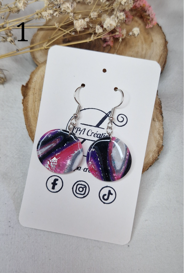 boucles d'oreilles noires et roses