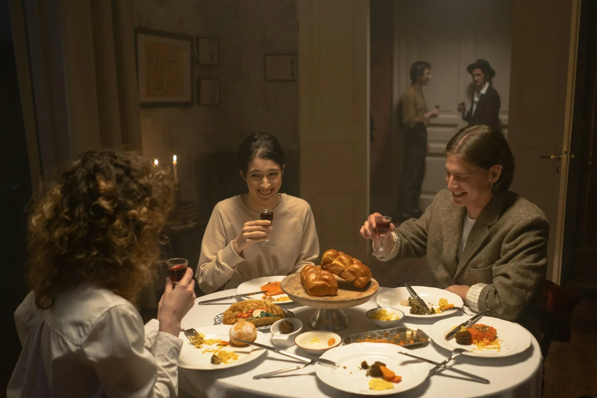 3 Freunde beim Krimidinner. Ermittlungen im Hintergrund zwischen Detektiv und Zeuge.