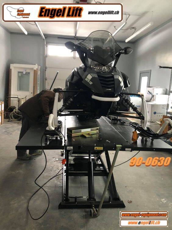 Engellift 90-0630 mit ein Artic Cat Snowmobil