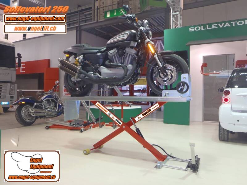 Engellift Sollevatori 250 mit Fusspumpe