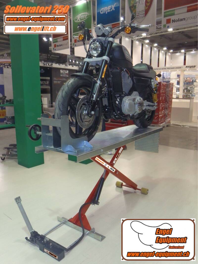 Engellift Sollevatori 250.1 mit Harley