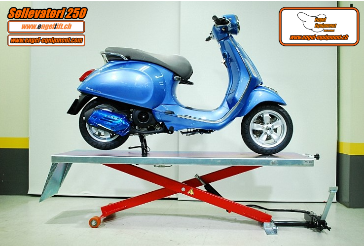 Engellift Sollevatori 250.1 mit Vespa