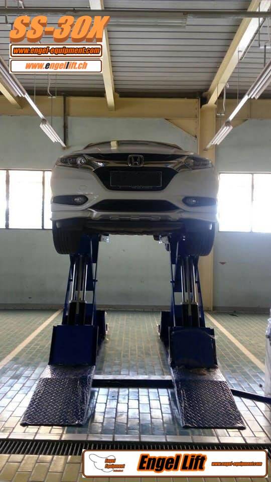 Engellift SS-30X : Pont élévateur à ciseaux en X avec plateforme courte (3.000 kg.), modèle à montage au sol.