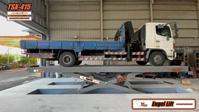 Engellift TSX-415 mit Hino Truck.