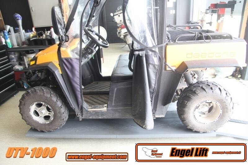 ENGELLIFT UTV-1000 ; ÉLÉVATEUR DE TRIKE, QUADLIFT, ÉLÉVATEUR D'ENGINS À MOTEUR, ÉLÉVATEUR DE TRACTEURS À GAZON. (5)