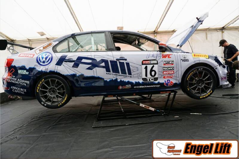 Engellift Quicklift 2500 S auf der rallystrecke