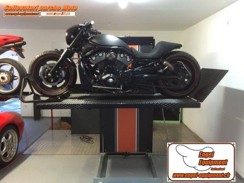 ENGELLIFT SOLLEVATORI PARCHE MOTO ; ÉLÉVATEUR DE PARKING POUR MOTO.