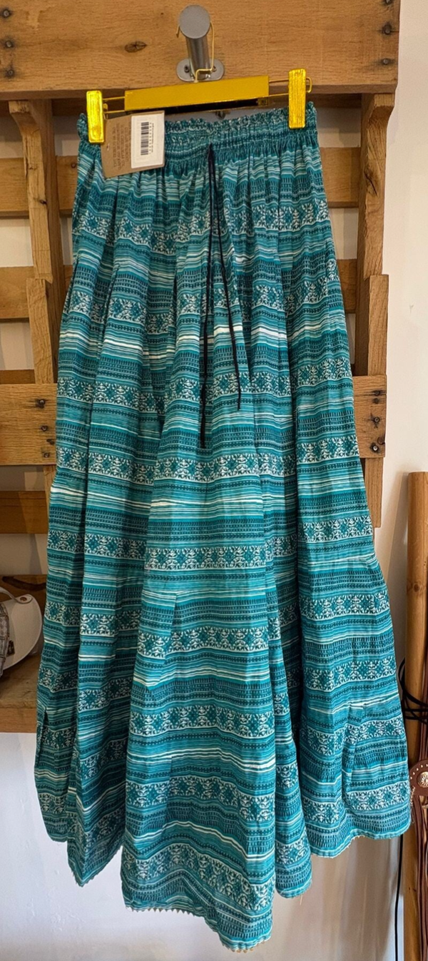 falda larga azul