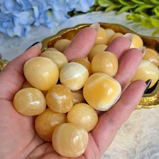 Gele Calciet Trommelstenen