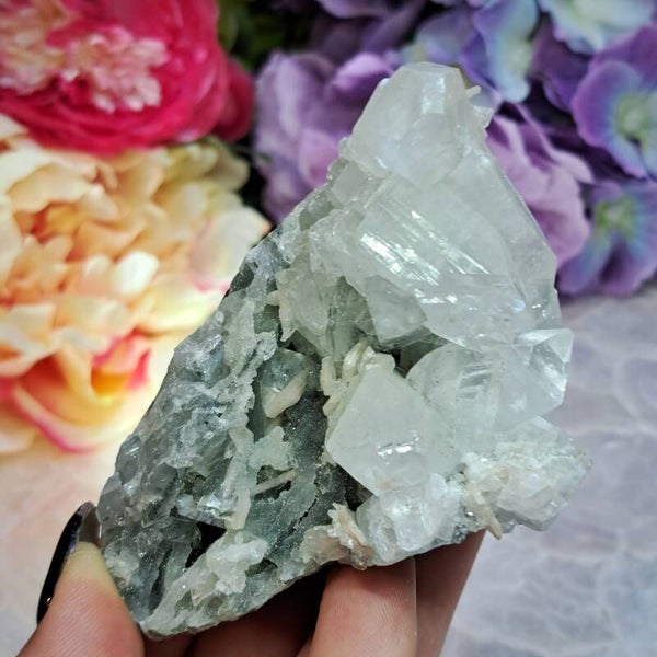 Apofyliet met Stilbiet op Grijze Chalcedoon
