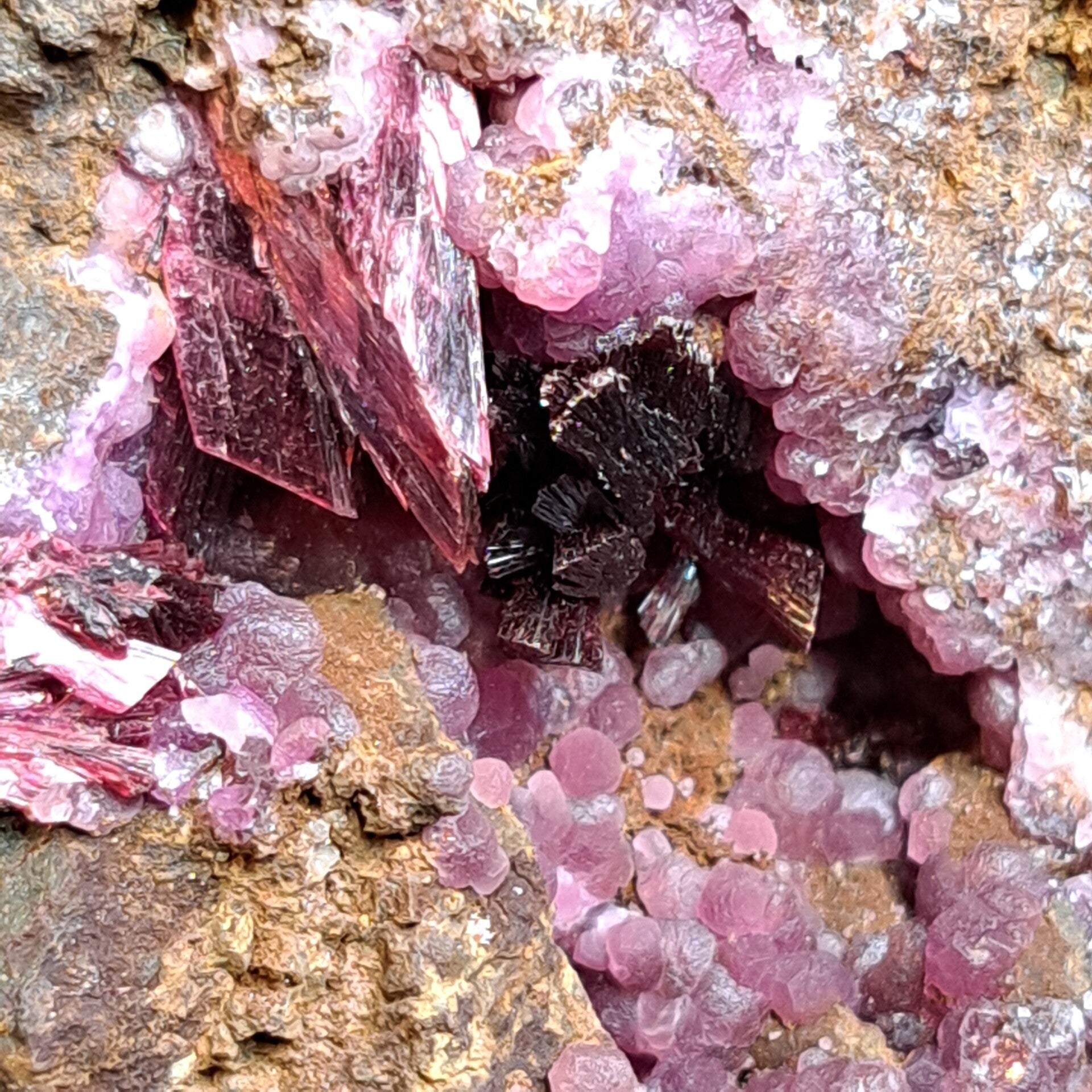 Erythriet met Roseliet Cluster Bou Azzar (8)