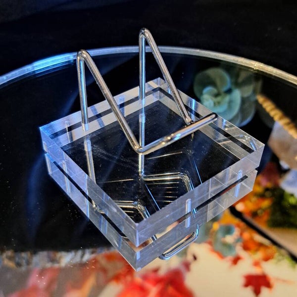 Zilverkleurige houder op kunststof voet