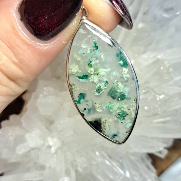 Chrysocolla in Kwarts Hanger