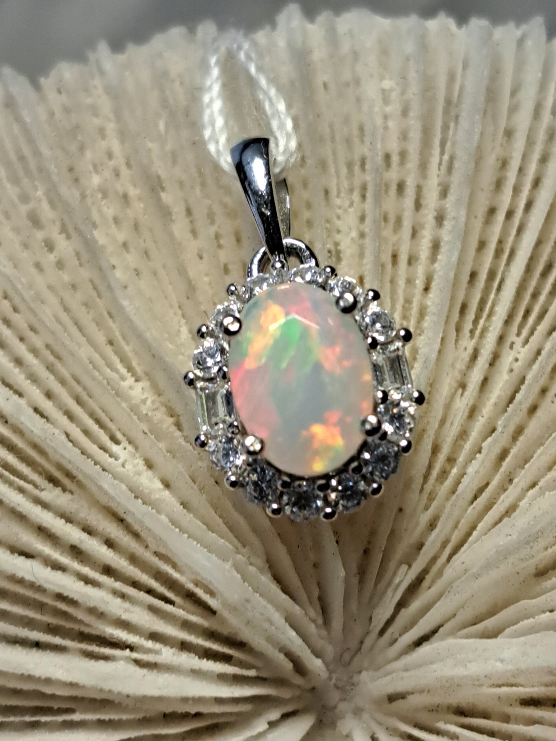 Opaal hanger met Moissaniet