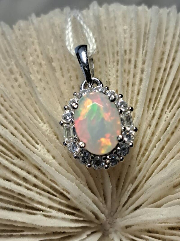 Opaal hanger met Moissaniet