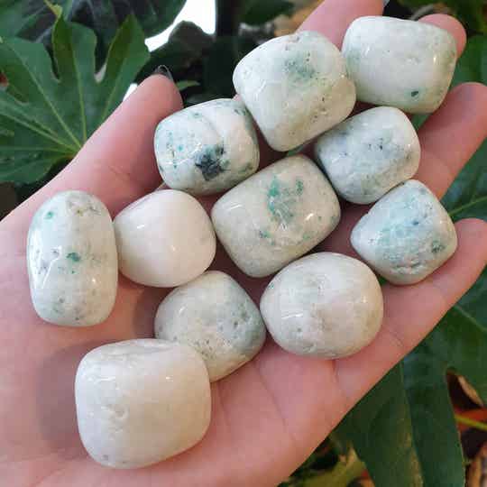 Chrysocolla in Quartz trommelstenen