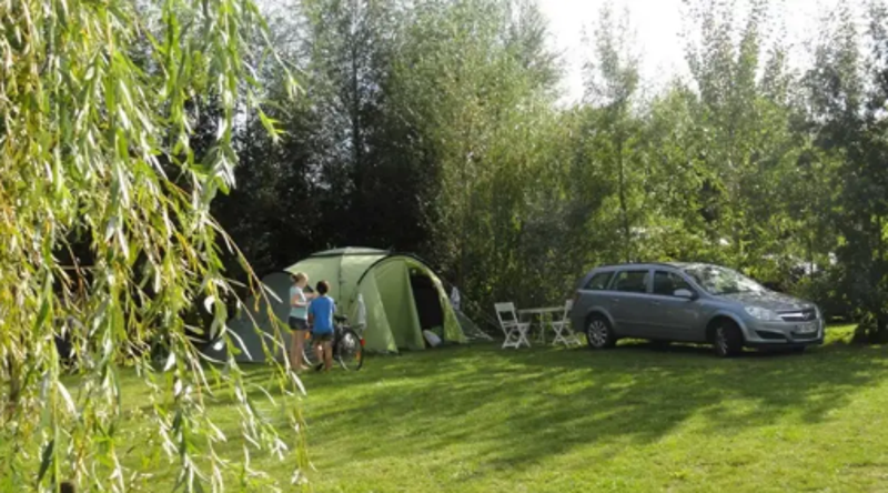 Ruime standplaats op de camping