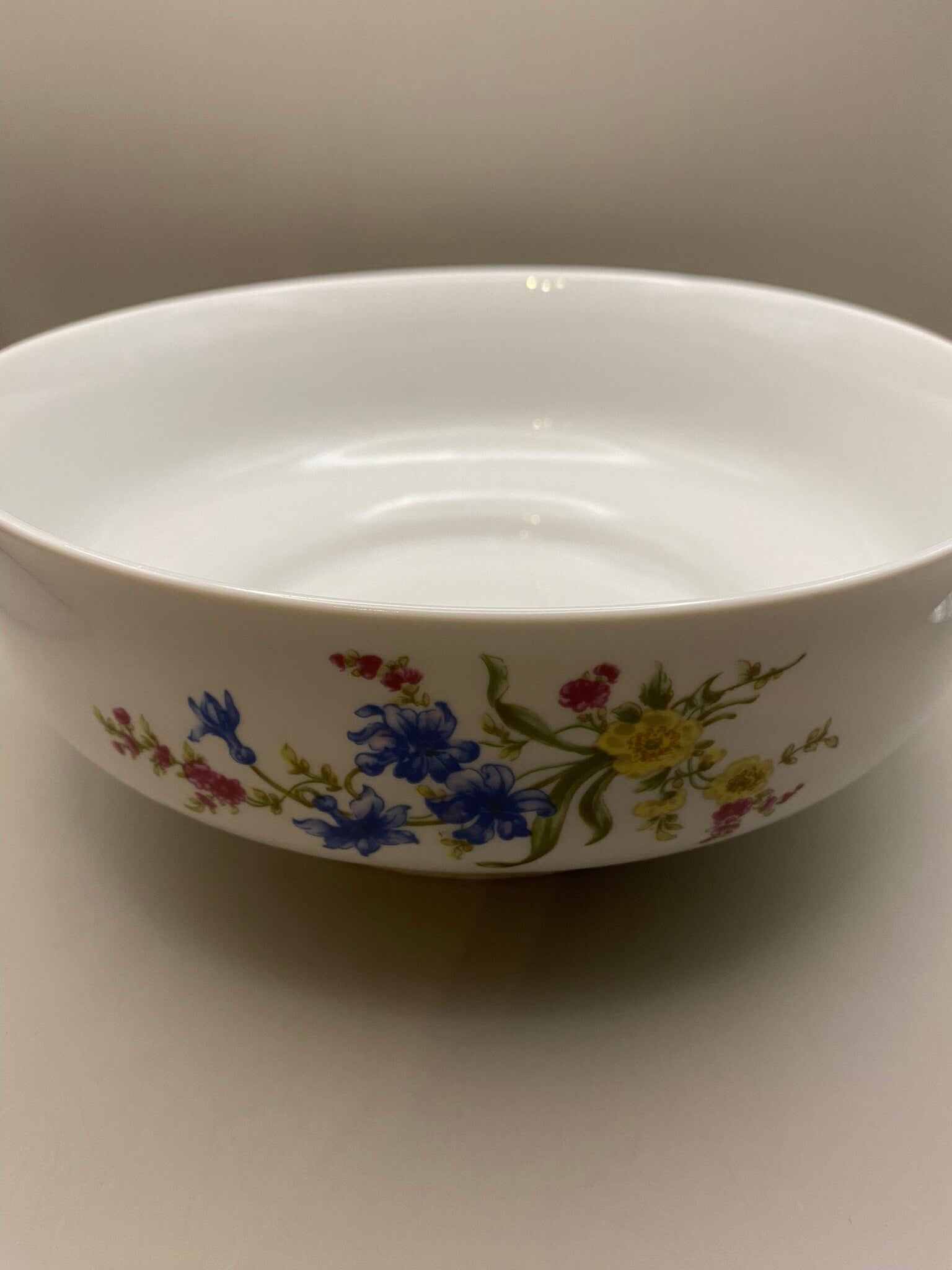 Schaal met gekleurde bloemetjes