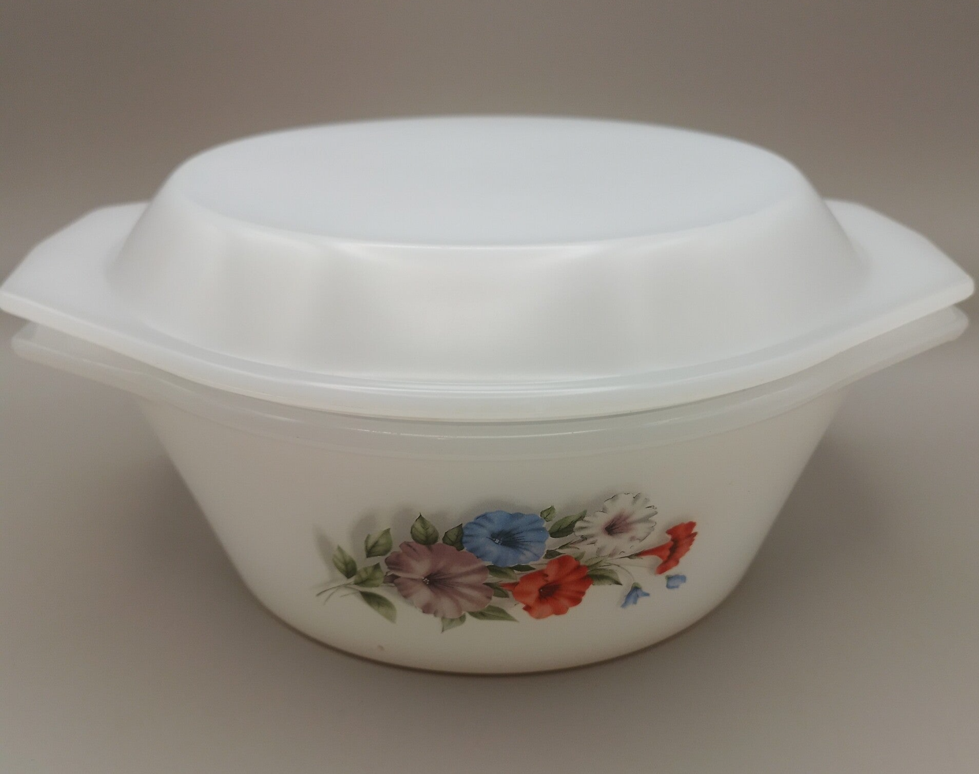 Ovenschaal rond met deksel Arcopal - gekleurde bloemetjes