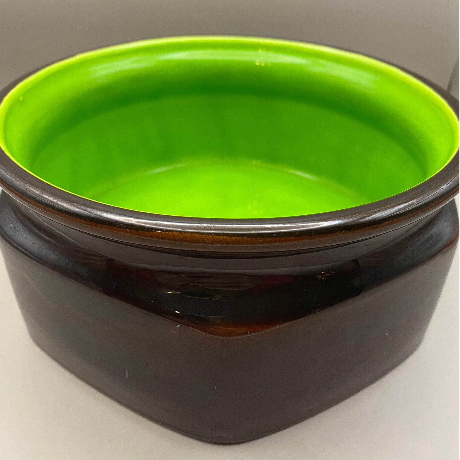 Schaal bruin met felgroene binnenkant
