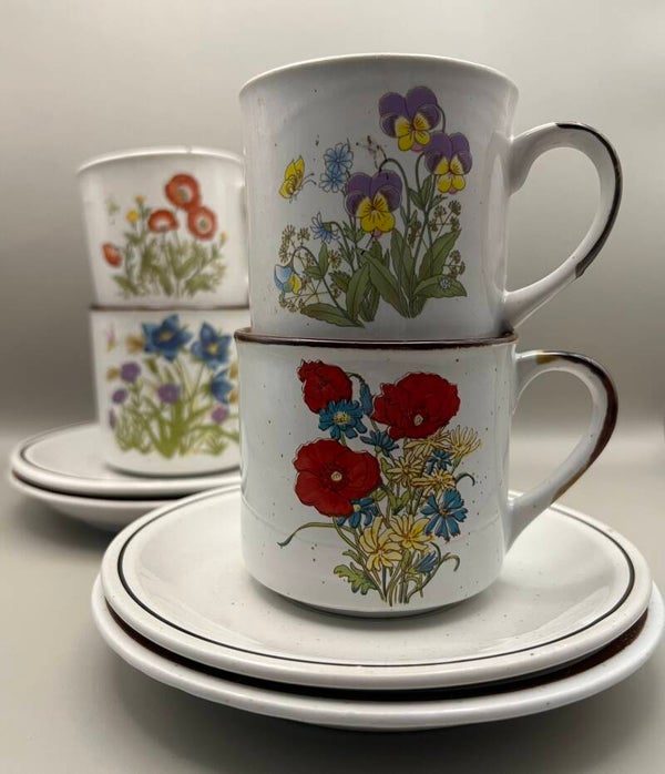 Koffiekopjes met schotels - wilde bloemen