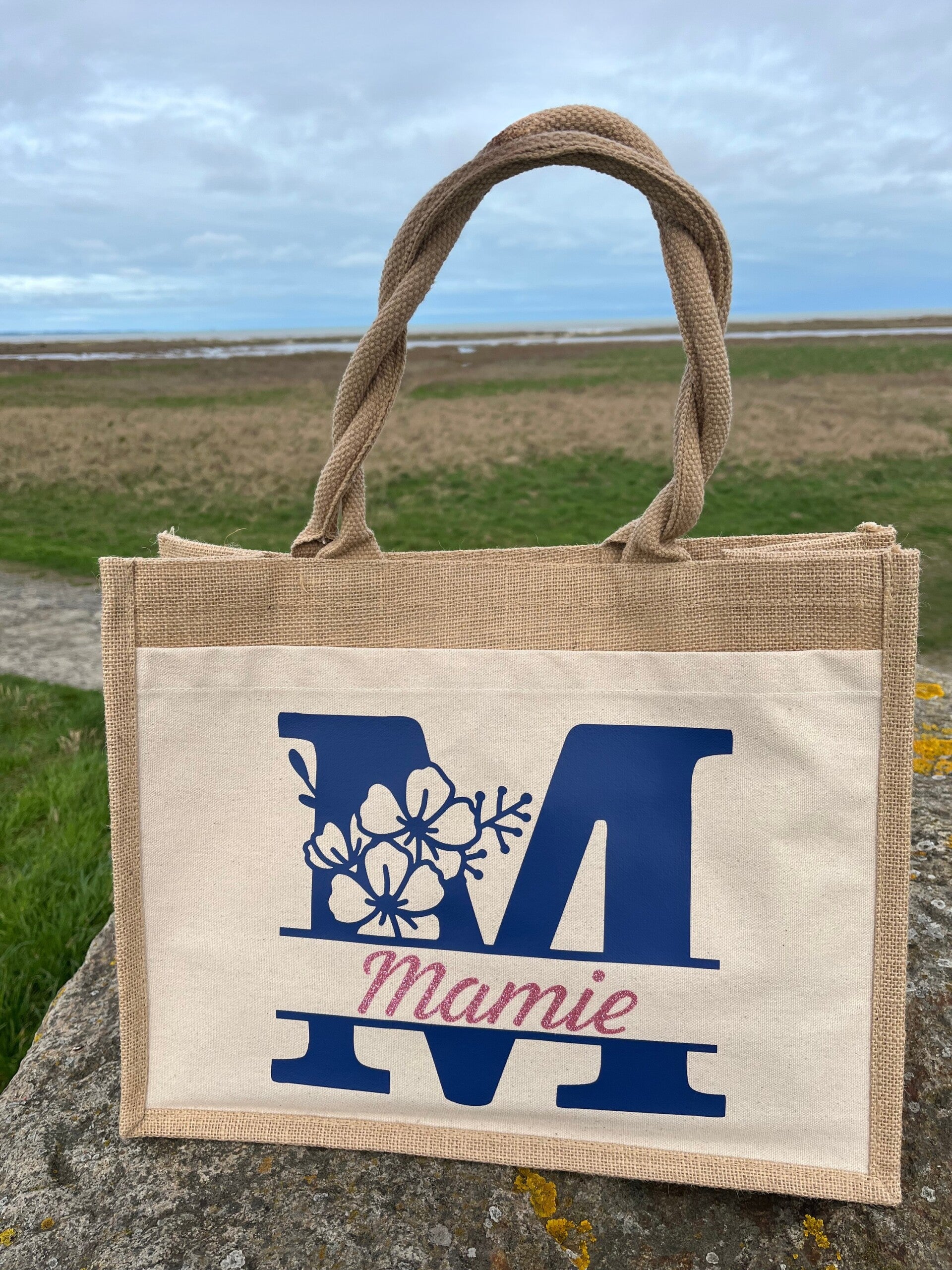 Grand sac cabas en toile de jute – Initiale fleurie personnalisée