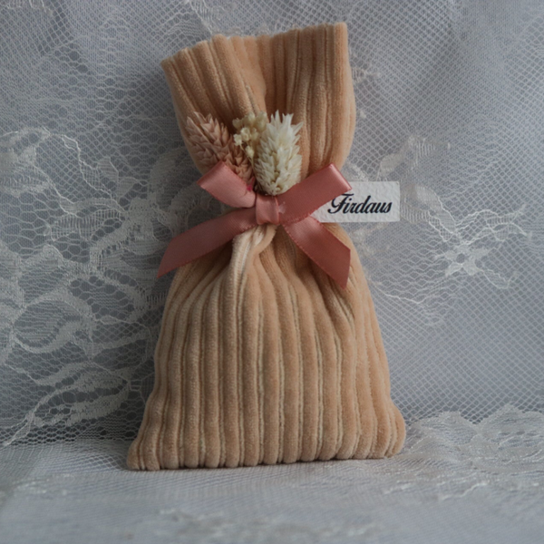 Geribbeld zakje gevuld met dragees