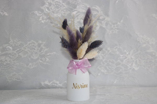 Witte vaasje met droogbloemen