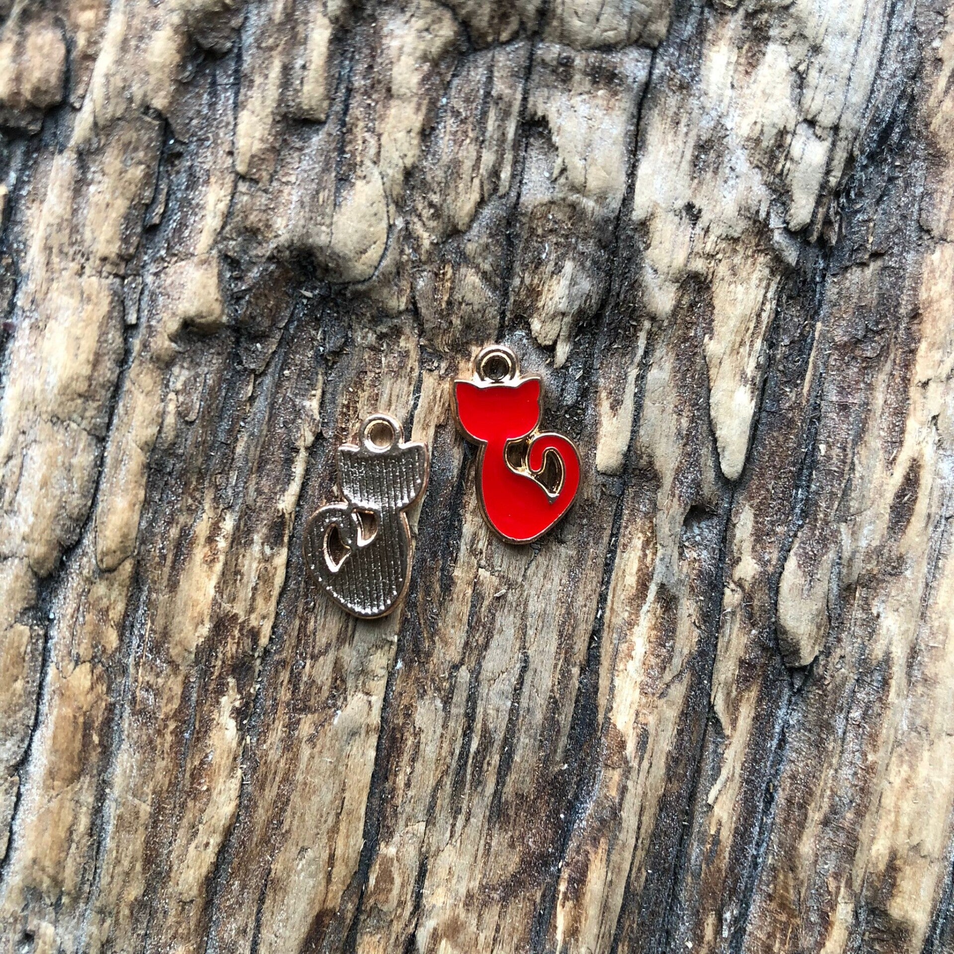 Bedels gekleurd kat poes rood 2 stuks