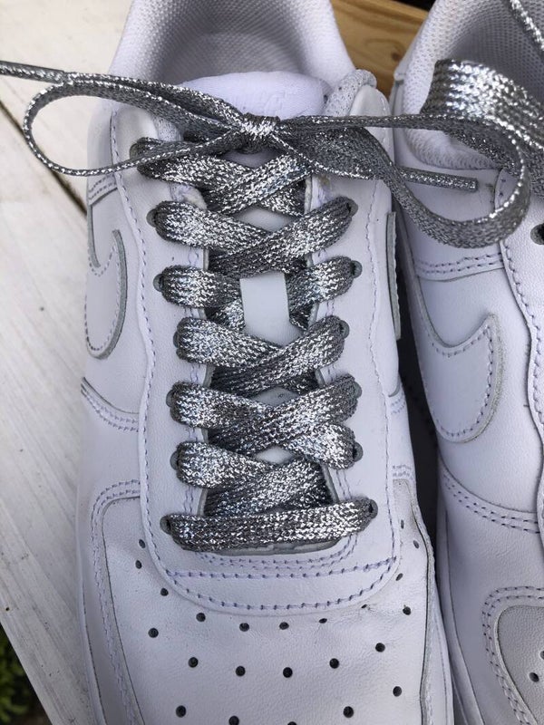 Zilver gekleurde veters