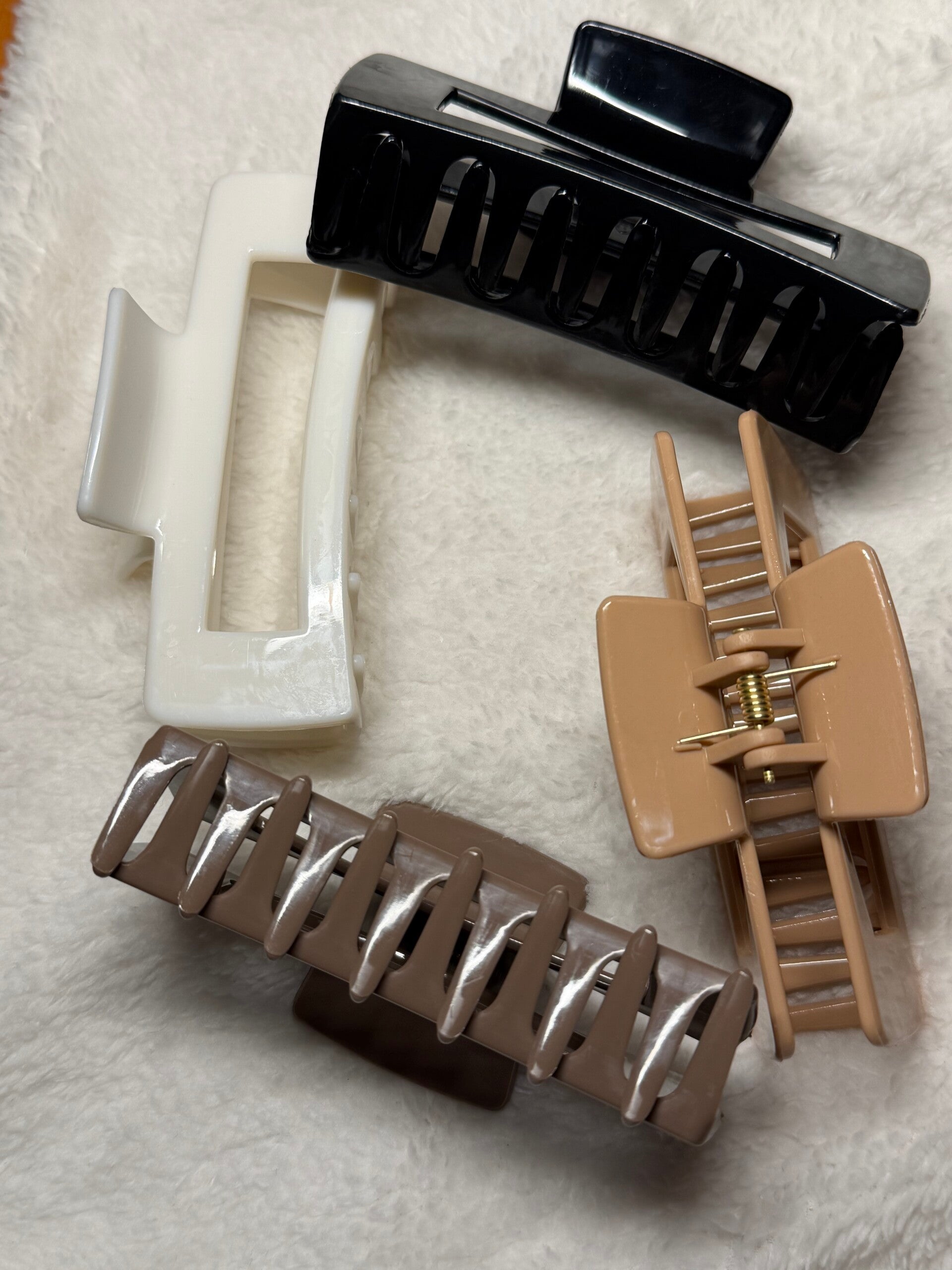 4 stijlvolle haarclips in het zwart, bruin, wit en kaki