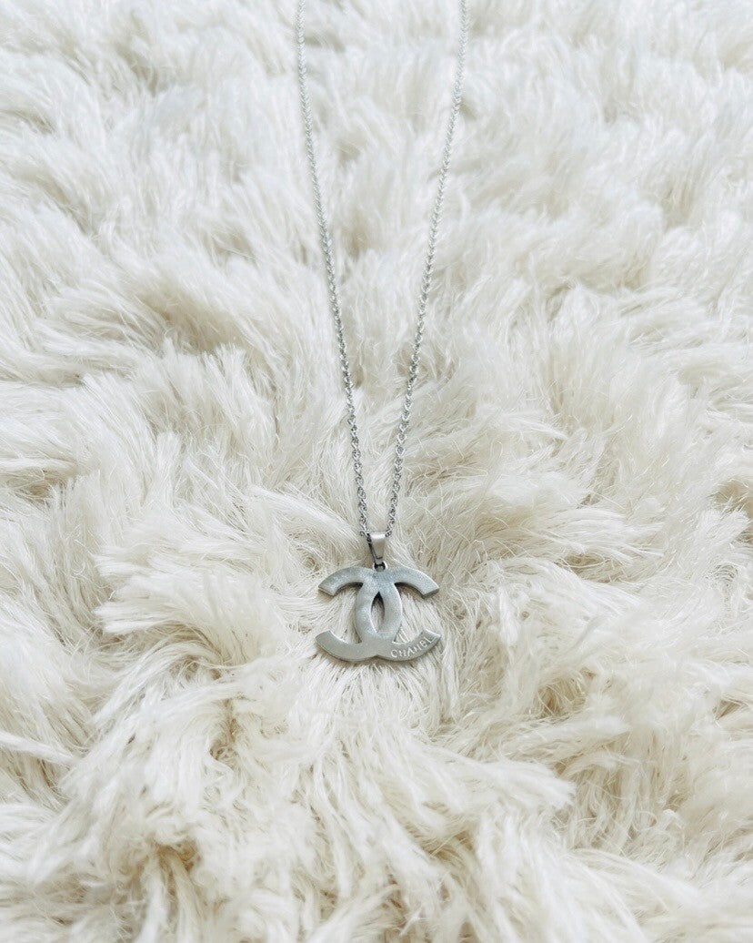 Collar Plateado con Colgante Logotipo Doble C estilo Vintage