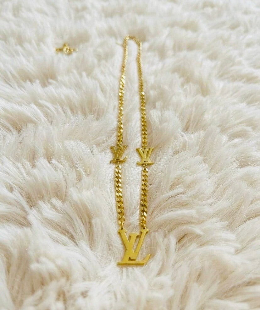 Collar Dorado Estilo LV en Acero Inoxidable – Resistente e Inoxidable