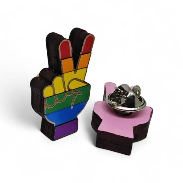 Pin's Gay main victoire