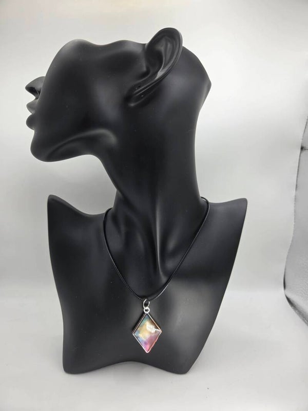 Collier "Reflets Cosmiques" – Pendentif Losange Artisanal en Résine