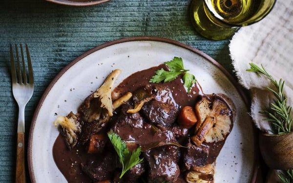 hertenragout met peperkoek en rode bessen gelei