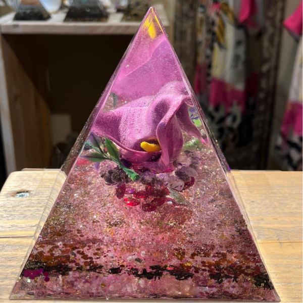 ✨Orgonite Piramide – Amethist, Bergkristal & Rozenkwarts uniek stuk ✨