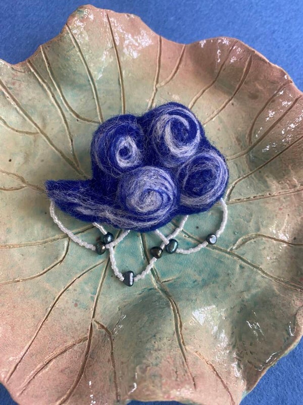 <Auspicious cloud> handmade wool brooch with pearl